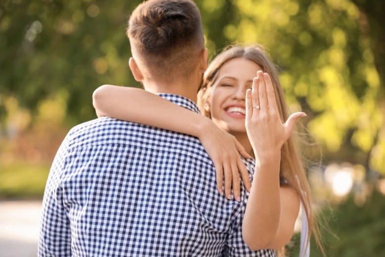 Short engagement wedding can be stressful. Caret Cellars provides five tips for planning a wedding in less than six months. This engaged couple planned their wedding in less than six months.